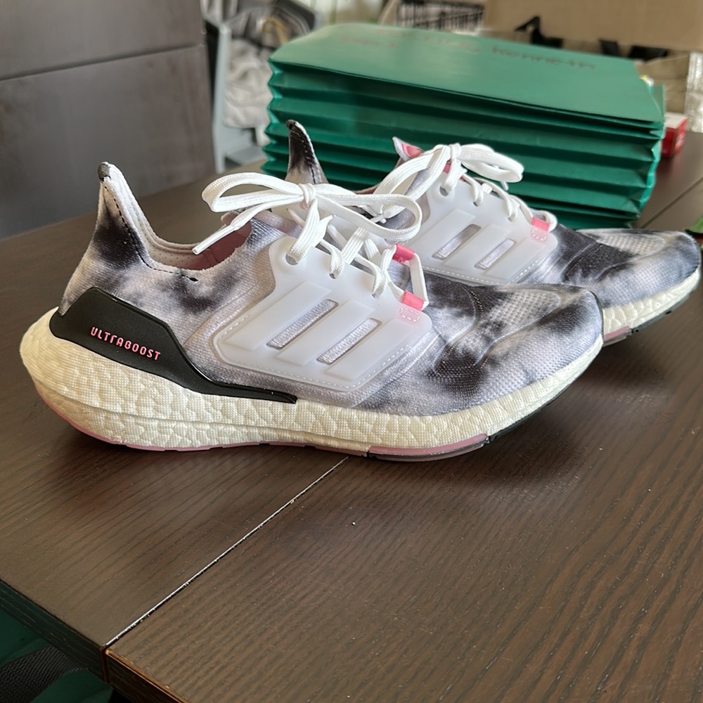 NWT - WOMENS - ADIDAS ULTRABOOST 22 RUNNING SHOES